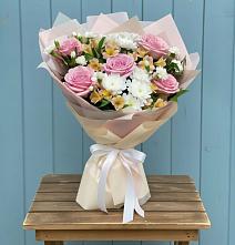 Букет цветов из:  Гвоздики, Орхидеи и Розы в Краснокумском