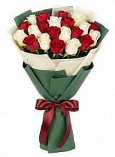 Букет Микс из красных и белых роз в Краснокумском