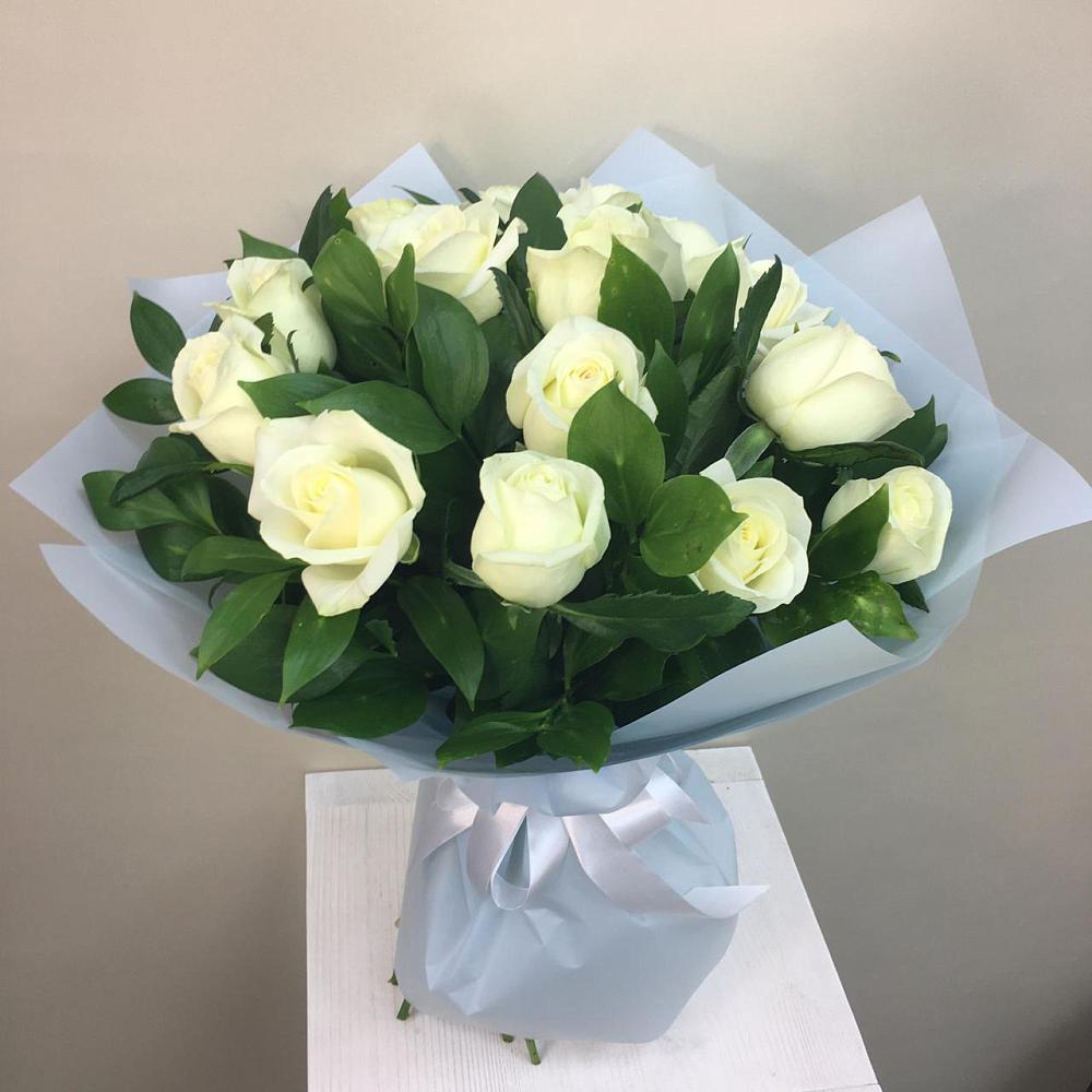 Букет 15 Белых роз Проуд в Краснокумском