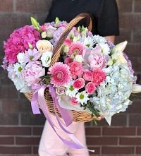 Цветочная композиция из Розы, Хризантемы, Пионы и Лизиантусы в корзине в Краснокумском
