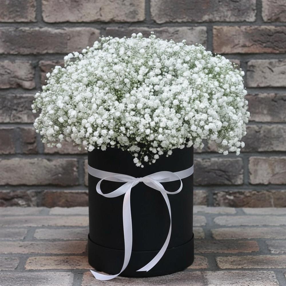 Цветочная композиция из Гипсофила в шляпной коробке в Краснокумском