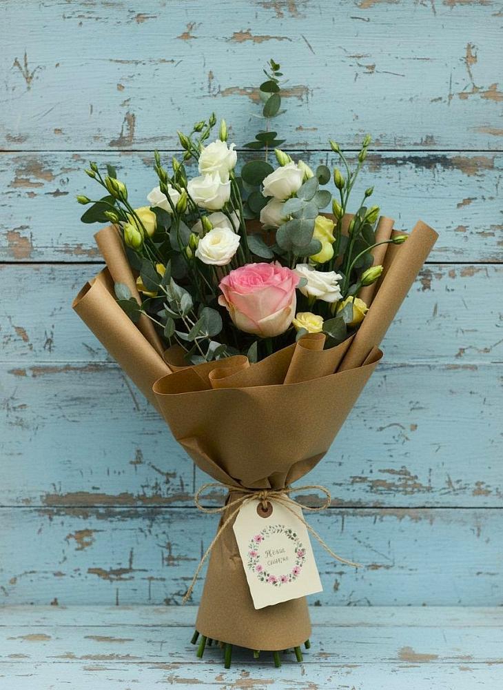 Букет цветов из: Розы и Лизиантусы в Краснокумском