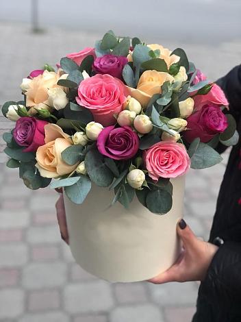 Цветочная композиция из Розы в шляпной коробке в Краснокумском