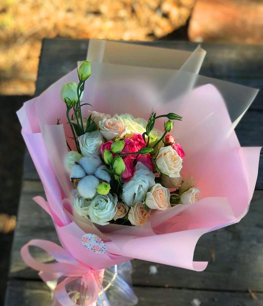 Букет цветов из: Розы и Лизиантусы в Краснокумском