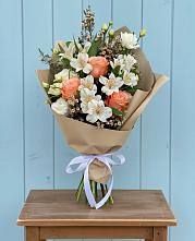 Букет цветов из:  Альстромерии, Лизиантусы, Розы и Хризантемы в Краснокумском