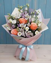Букет цветов из:  Лизиантусы, Розы, Альстромерии и Гипсофила в Краснокумском