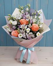 Букет цветов из:  Лизиантусы, Розы, Альстромерии и Гипсофила в Краснокумском