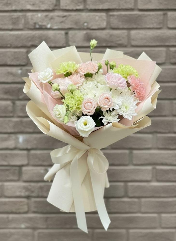 Букет цветов из: Гвоздики, Розы, Лизиантусы и Хризантемы в Краснокумском