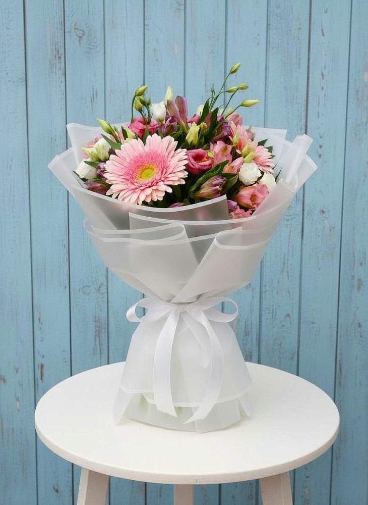 Букет цветов из: Герберы, Альстромерии и Лизиантусы в Краснокумском