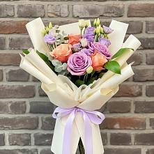 Букет цветов из:  Лизиантусы и Розы в Краснокумском