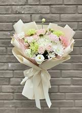 Букет цветов из:  Гвоздики, Розы, Лизиантусы и Хризантемы #REPLACE_PRED# Краснокумском