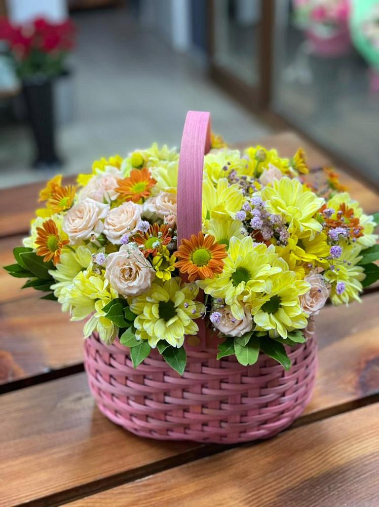 Цветочная композиция из Хризантемы и Розы в корзине в Краснокумском