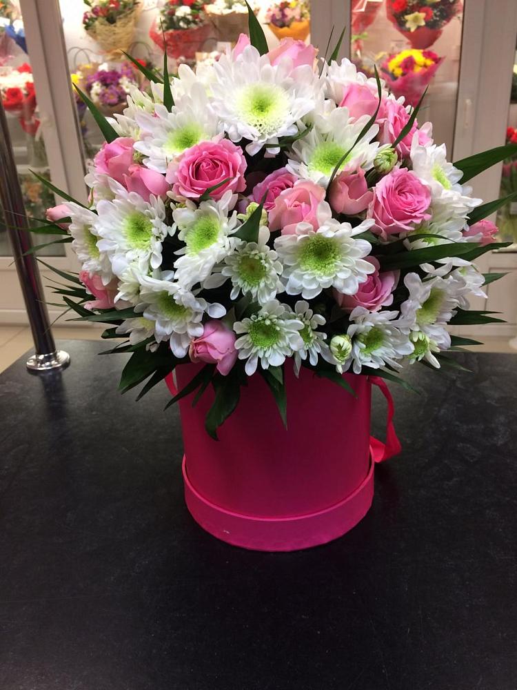 Цветочная композиция из Розы и Хризантемы в шляпной коробке в Краснокумском