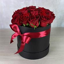 Цветочная композиция из Розы в шляпной коробке в Краснокумском