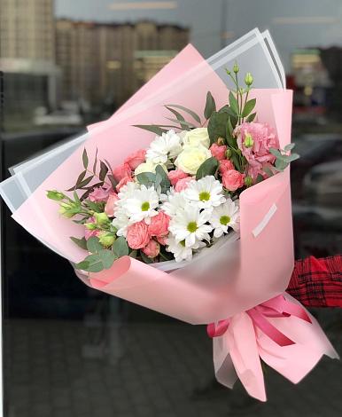 Букет цветов из: Розы, Лизиантусы и Хризантемы в Краснокумском