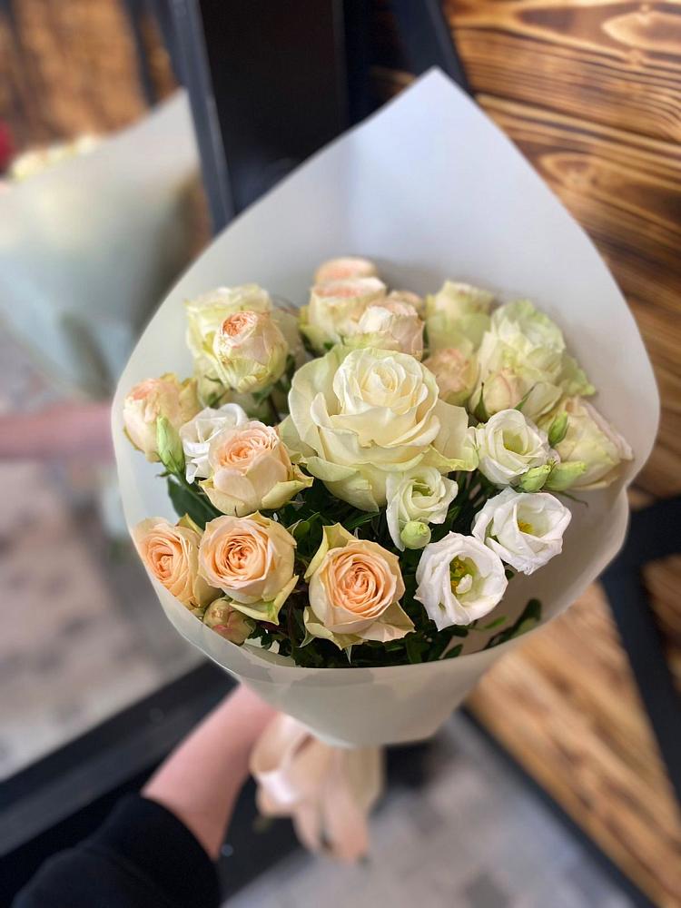 Букет цветов из: Розы и Лизиантусы в Краснокумском